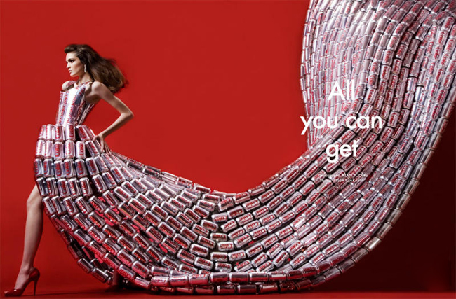 Chiếc váy dạ hội đỏ rực sang trọng và sexy này được kết từ hàng ngàn chiếc lon coca cola.